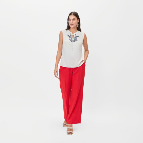 Blusa manga corta con bordado en pecho