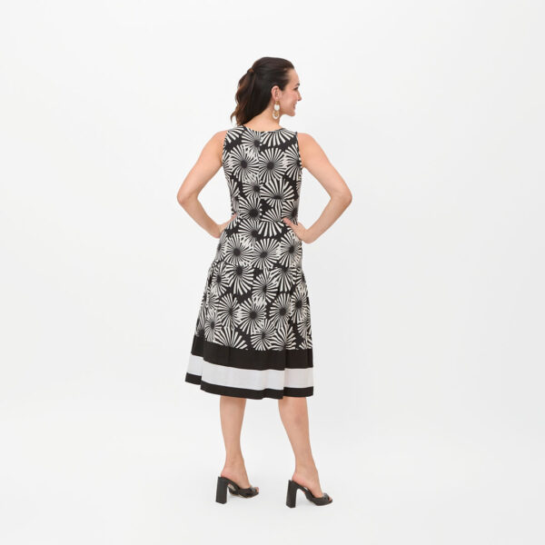 Vestido floreado blanco y negro - Imagen 5
