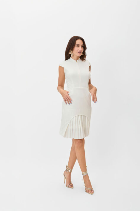 Vestido corto con bajo plisado