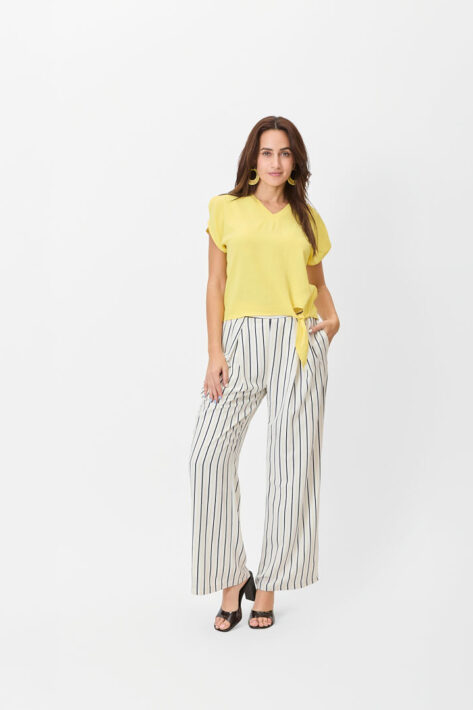 Blusa corta con amarre