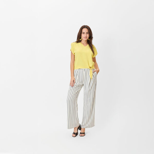 Blusa corta con amarre