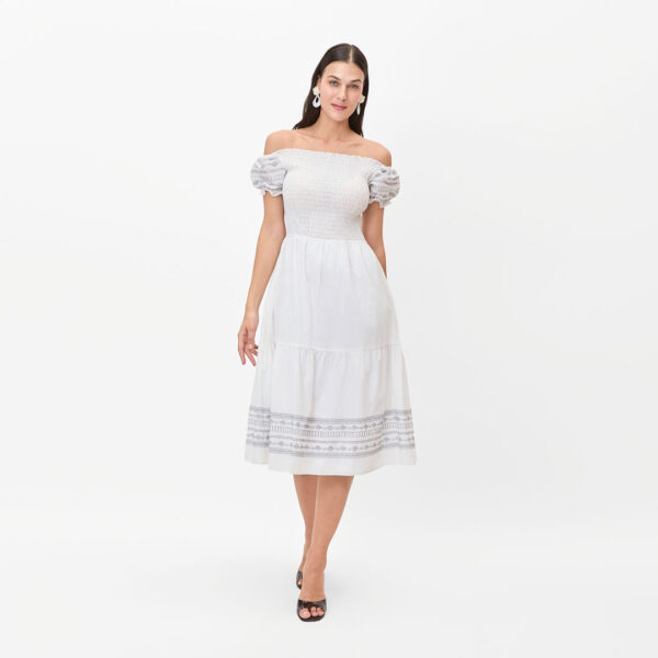Vestido blanco con detalle en mangas
