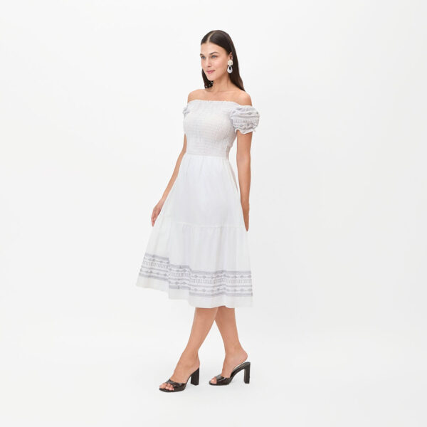 Vestido blanco con detalle en mangas - Imagen 3