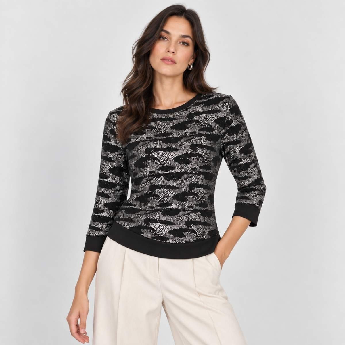 Blusa estampada con acabado brillante