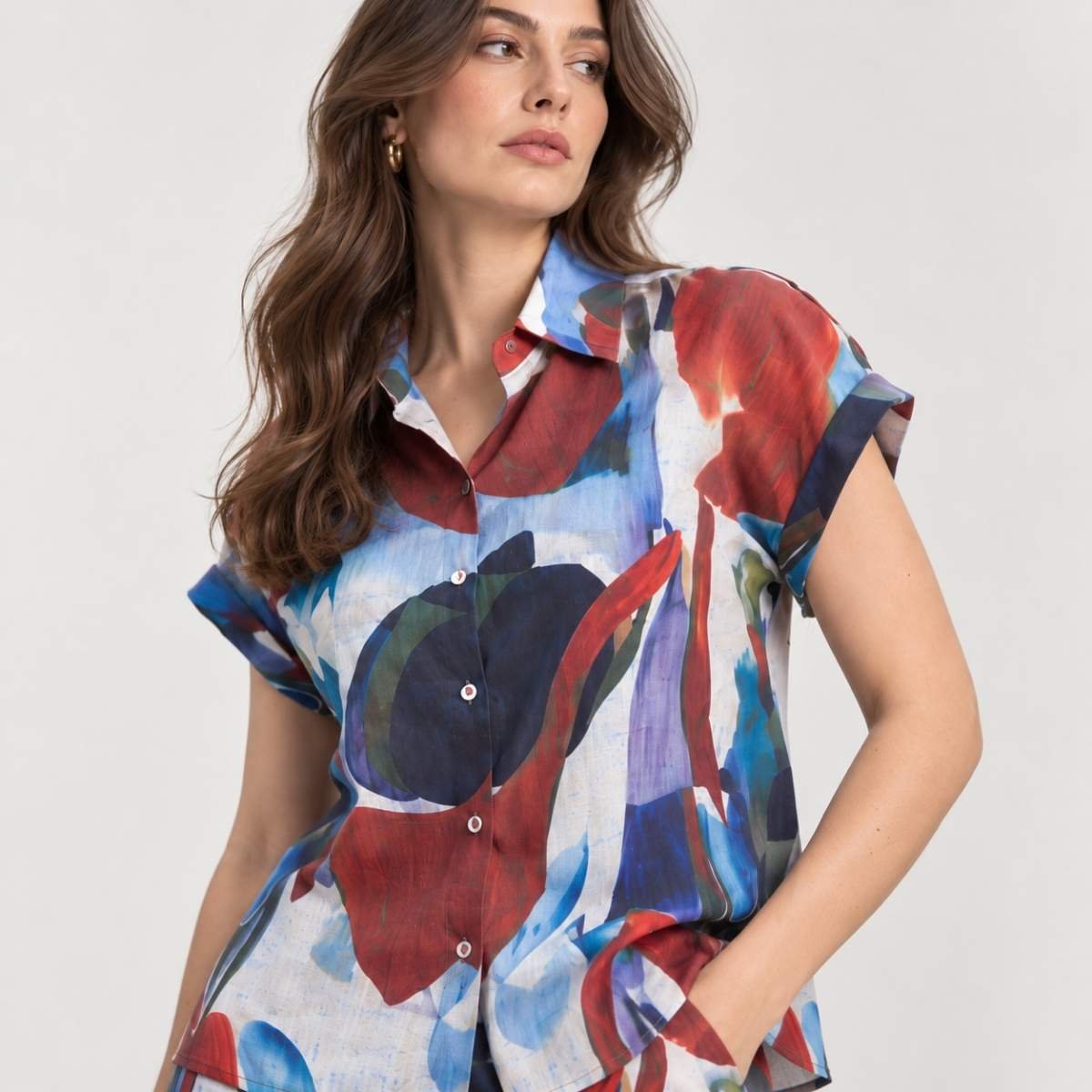 Blusa camisera con estampado artístico - Imagen 5