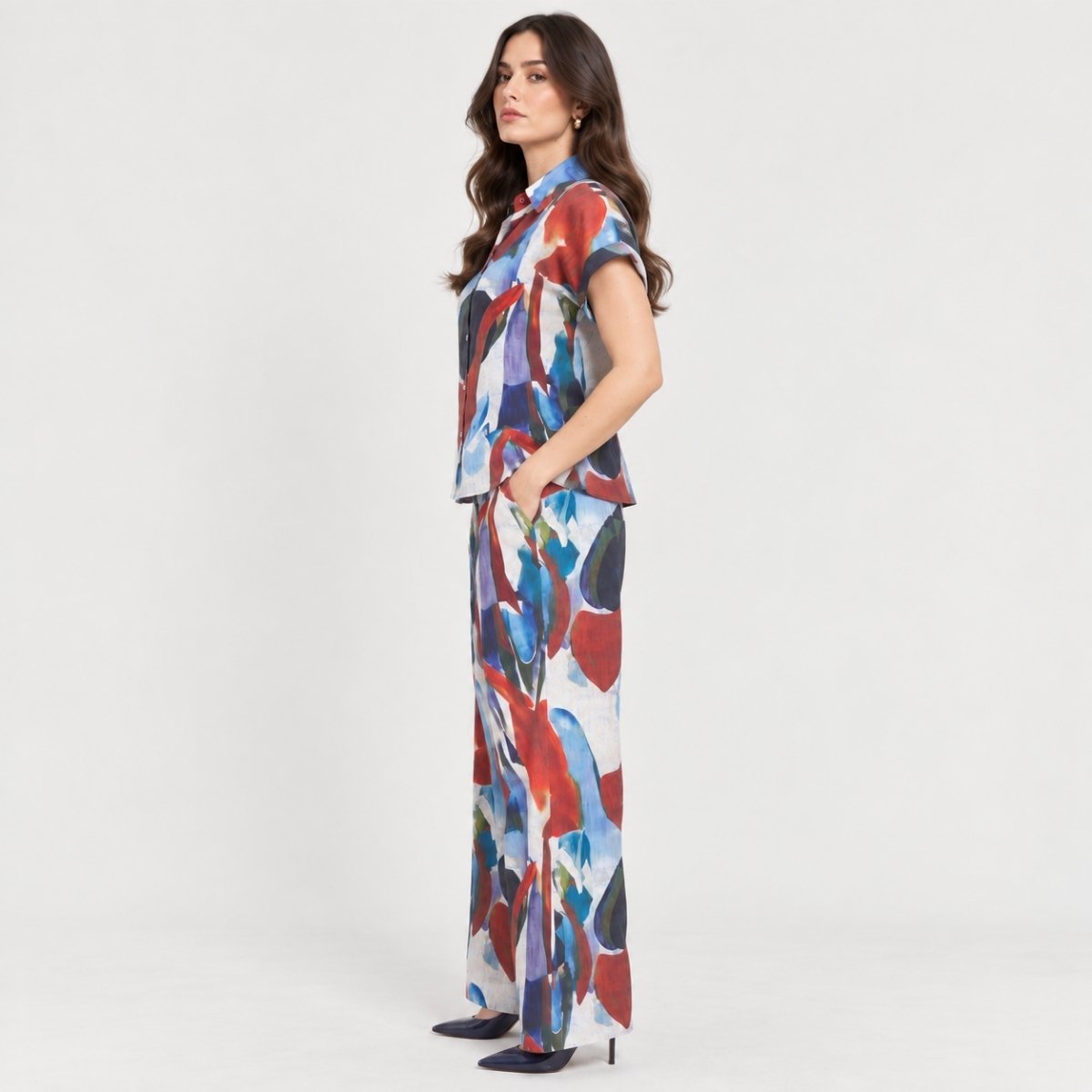 Blusa camisera con estampado artístico - Imagen 4