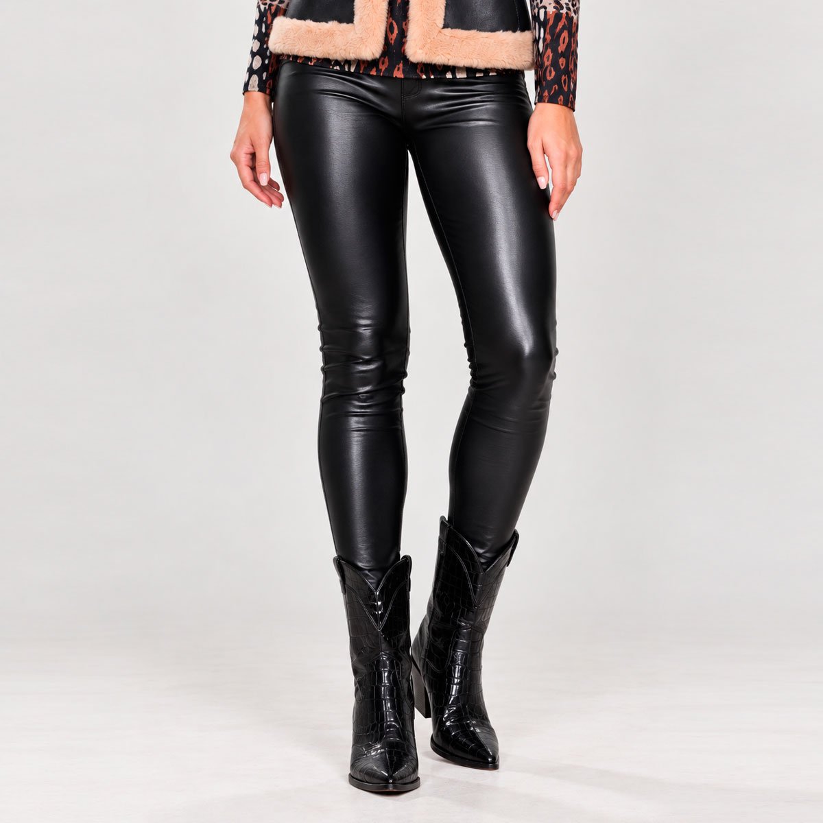 Leggings de vinipiel | elegancia y estilo en tres tonalidades - Imagen 2