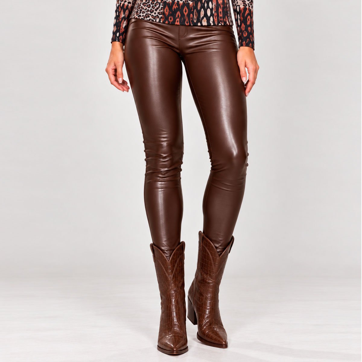 Leggings de vinipiel | elegancia y estilo en tres tonalidades - Imagen 3
