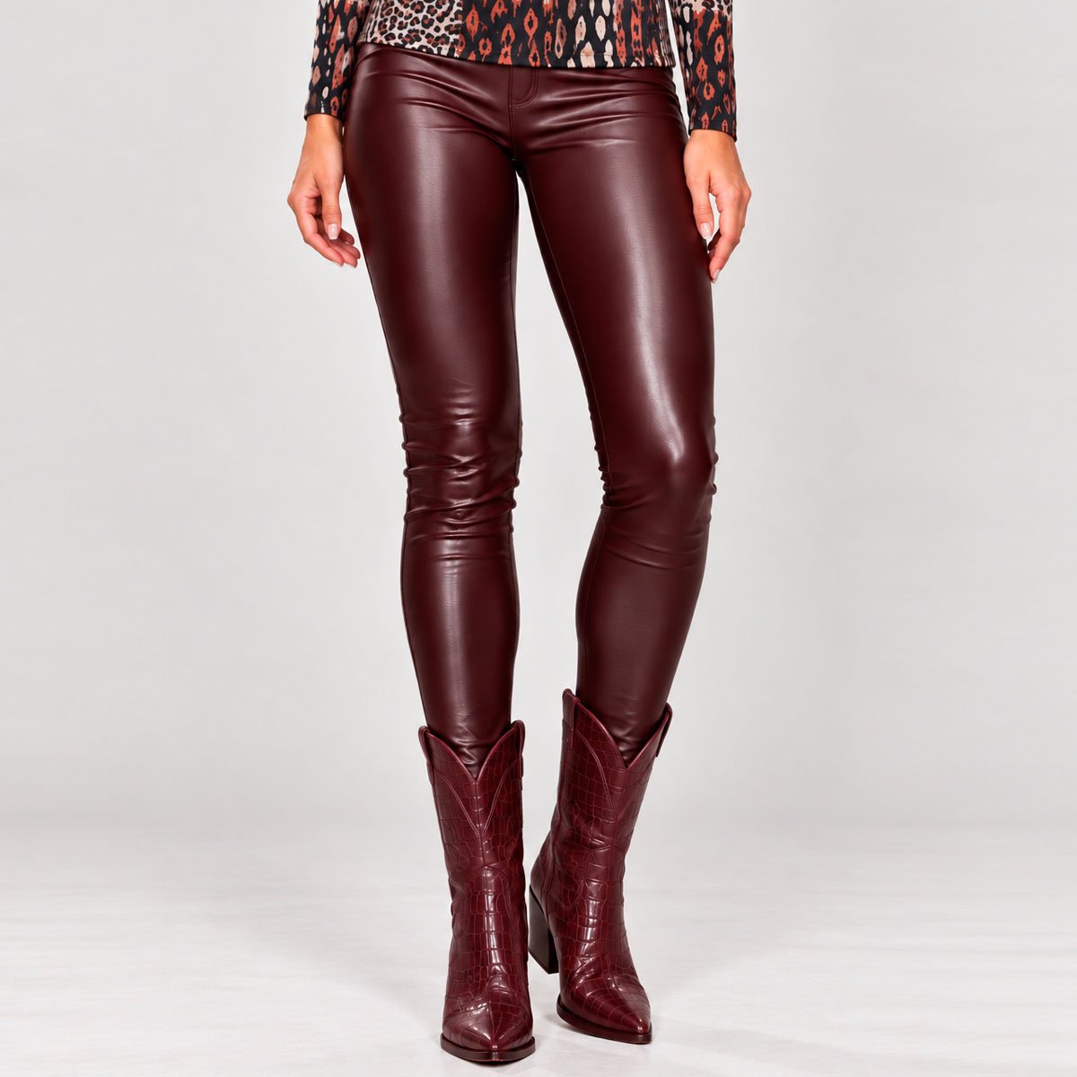 Leggings de vinipiel | elegancia y estilo en tres tonalidades - Imagen 4